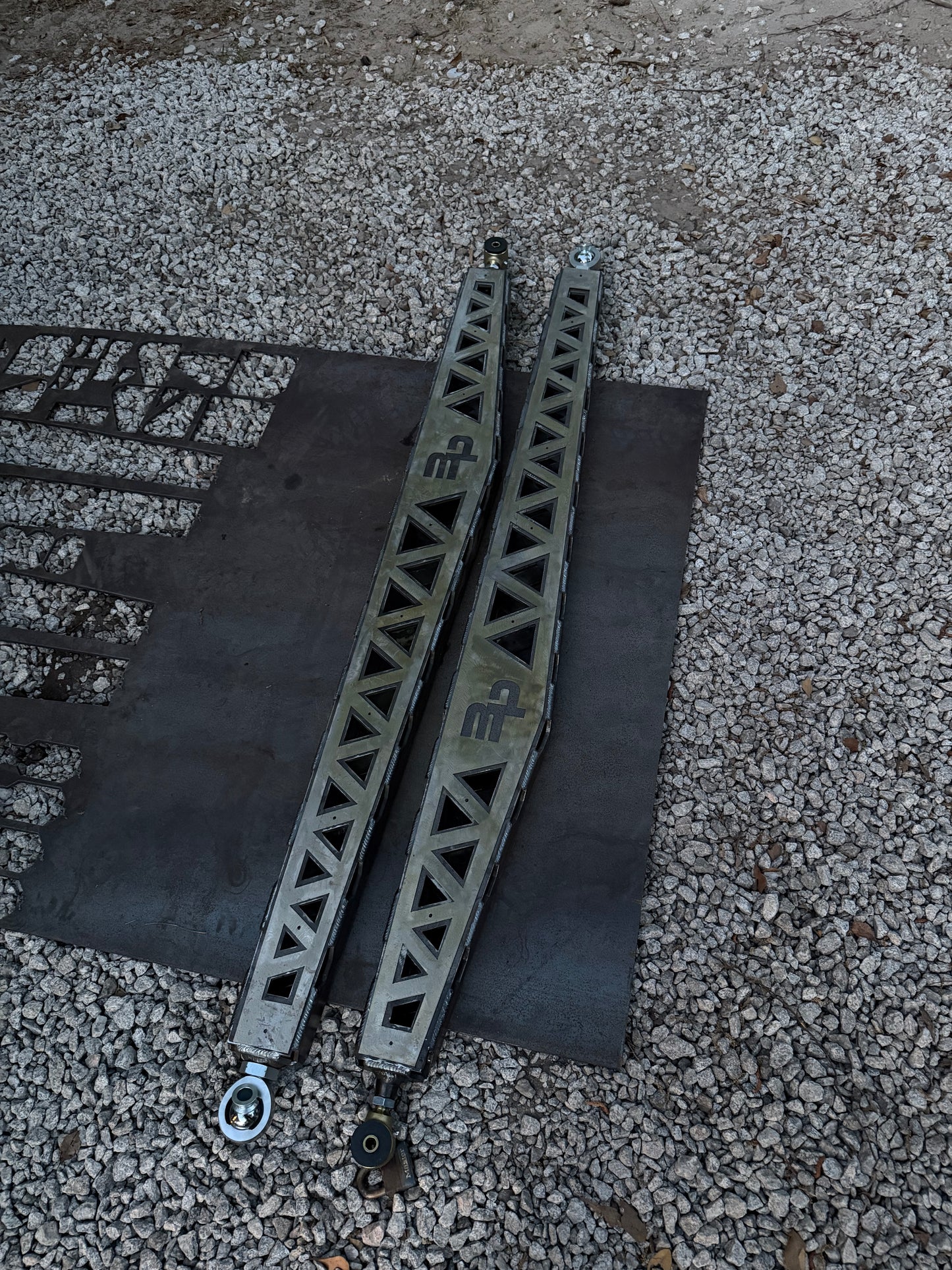 20+ GM 2500/3500 Traction bars (triangular design)