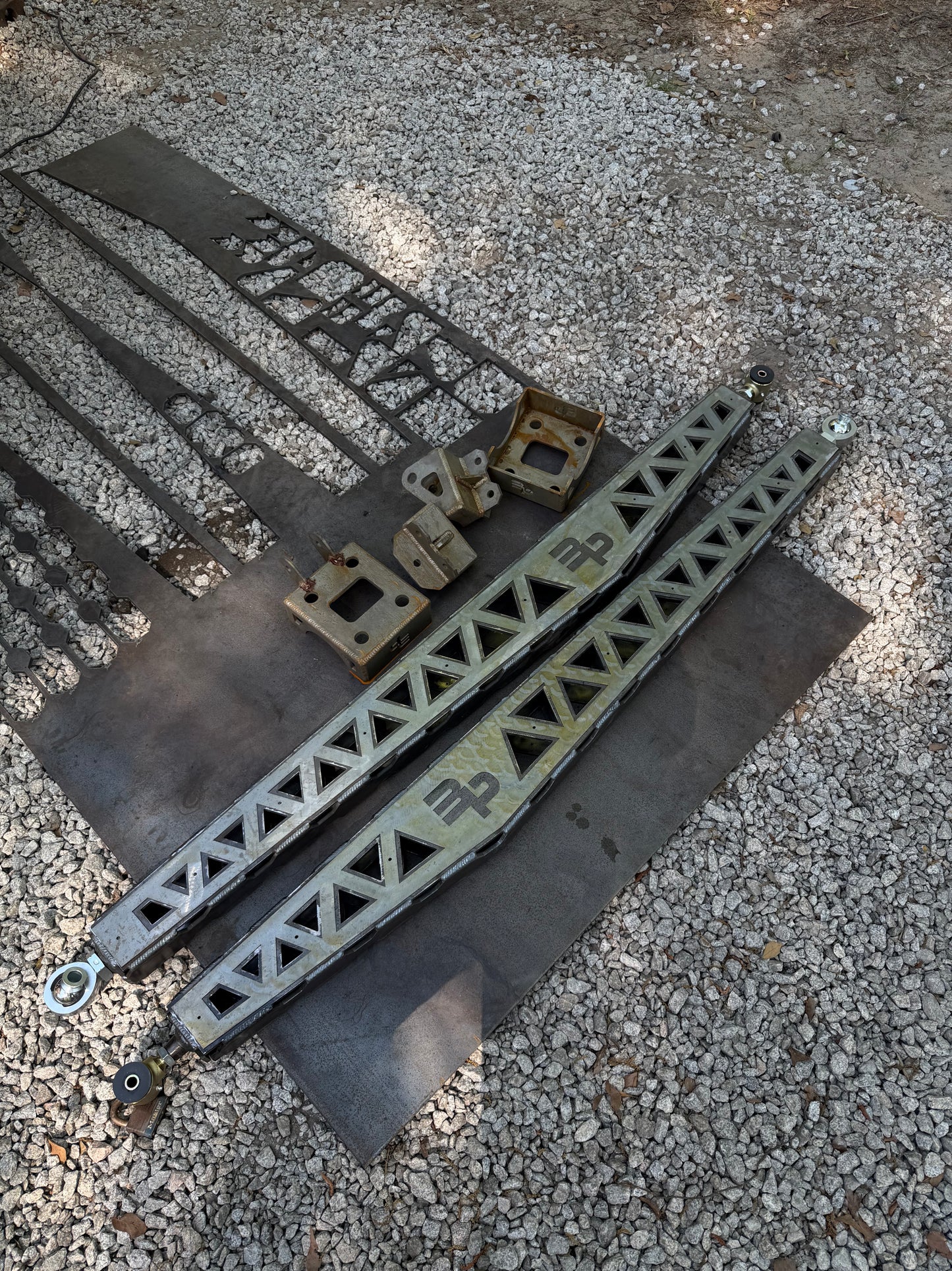 20+ GM 2500/3500 Traction bars (triangular design)